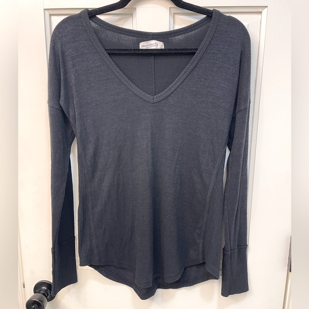 Abercrombie & Fitch Soft AF Cozy Gray V-Neck Long Sleeve Sweater